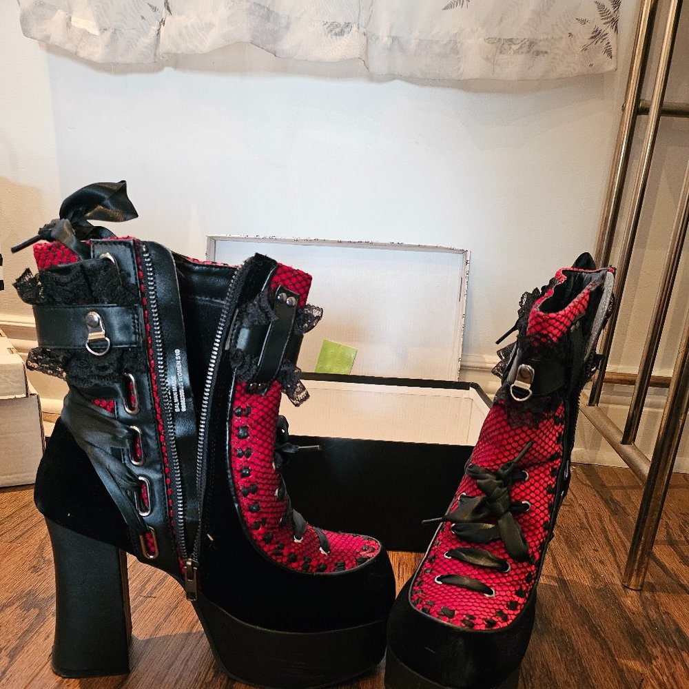 DEMONIAS CHARADE 110 RED BLACK LACE SIZE TEN PLATFORM BOOTS
